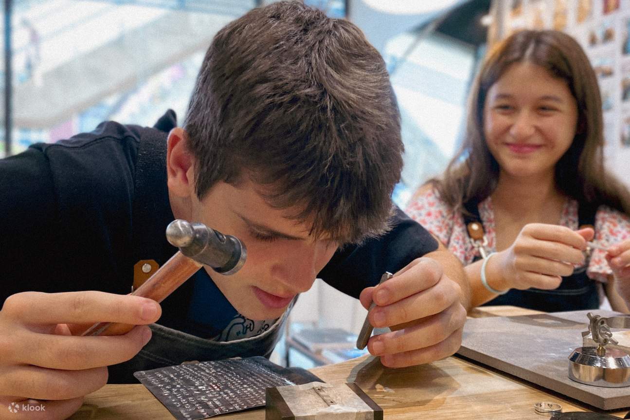 Menginjak perak mentah