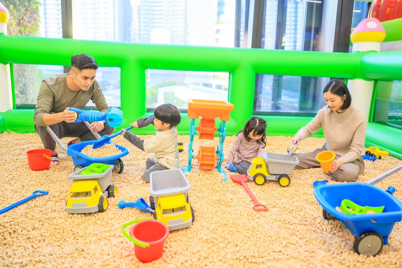 Kizzos, use your imagination and creativity to build your own sandcastle! This sandpit helps train visual memory and cognitive ability while boosting their fine motor skills and coordination, as well as social and teamwork skills.