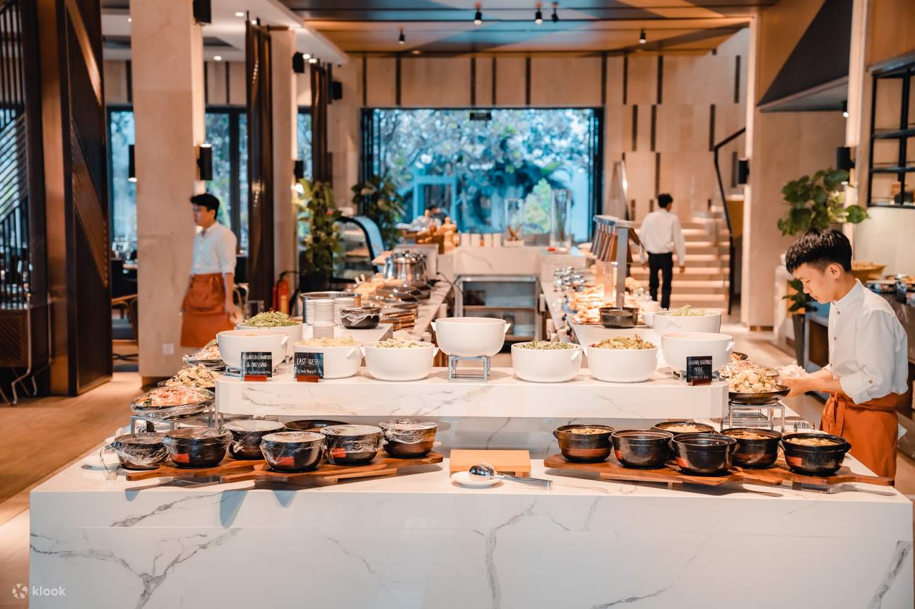 kakitangan sedang berkhidmat