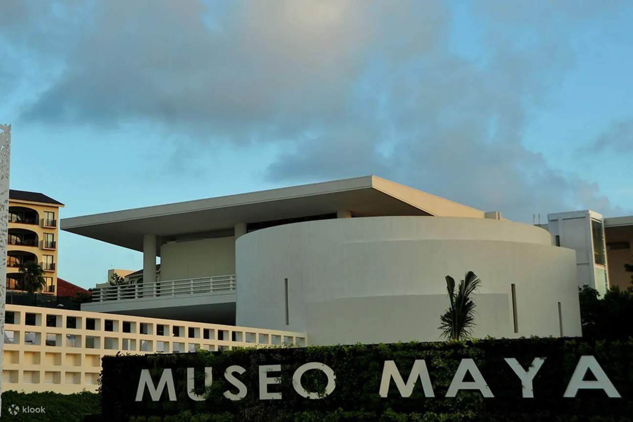 Nikmati pemandangan Hutan San Miguelito dan Laguna Nichupte yang menakjubkan dari dinding kaca