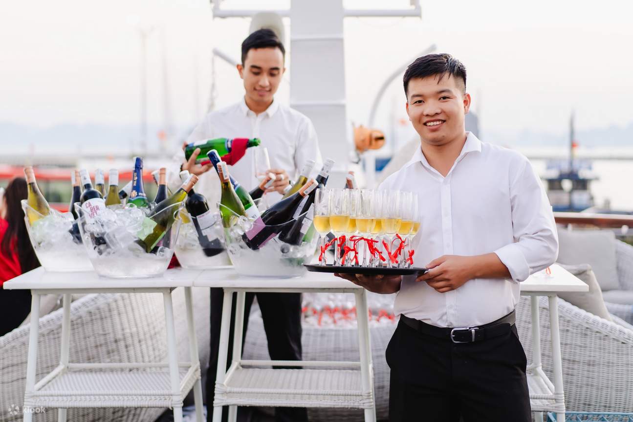 Sunset Canape Party & Makan Malam dengan Iris By Night Show oleh Iris Cruise