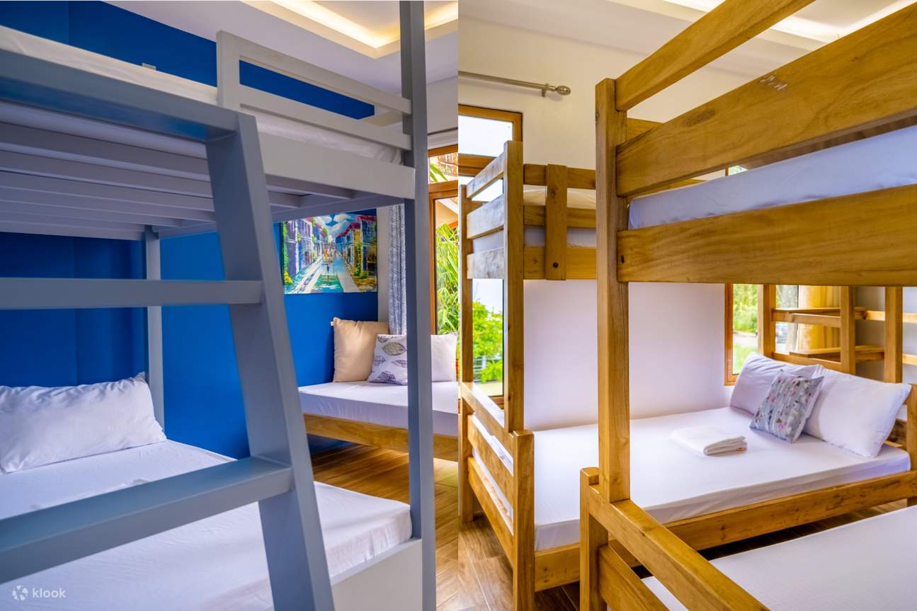 Dua kamar tidur yang masing-masing dilengkapi dengan dua tempat tidur bertingkat