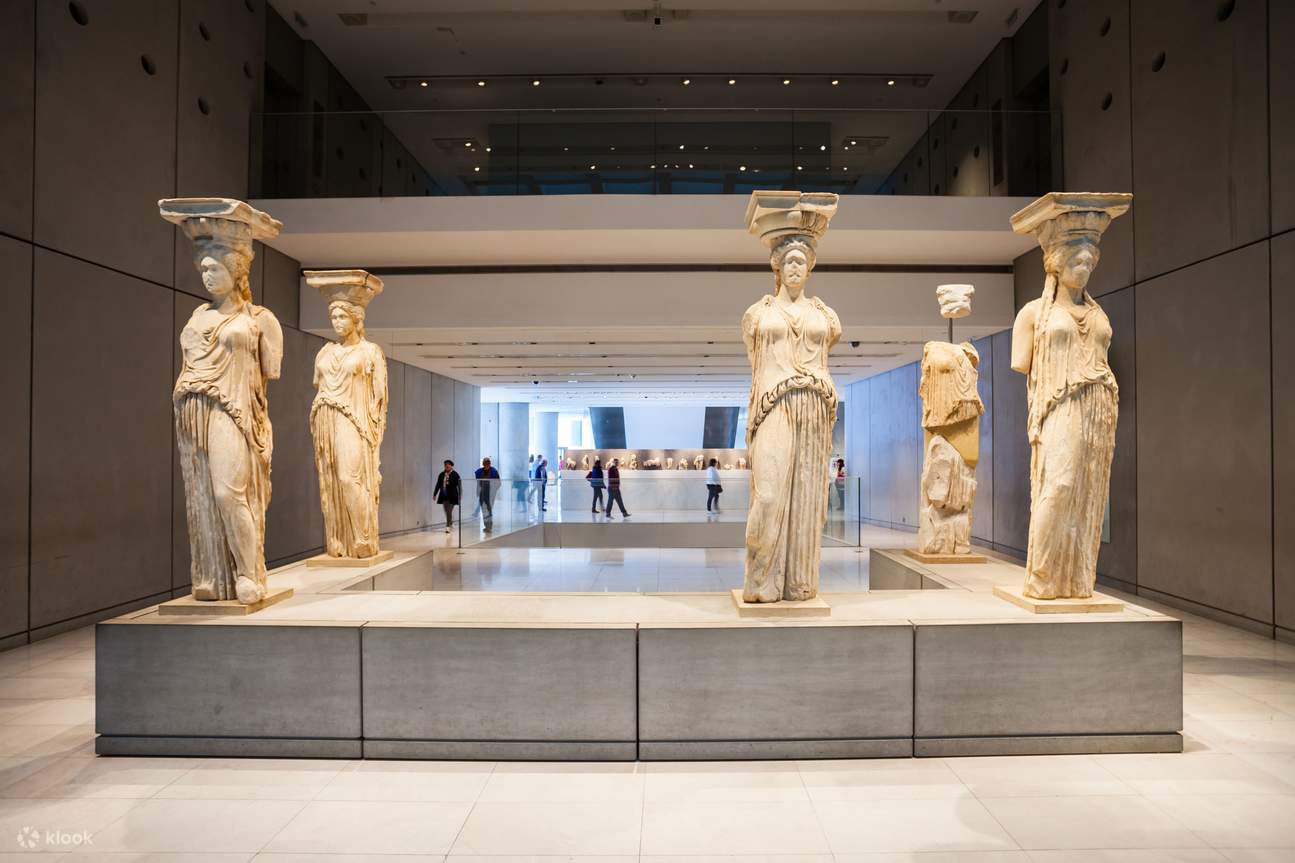 Interior del Museo de la Acrópolis que exhibe las estatuas de las Cariátides en la galería