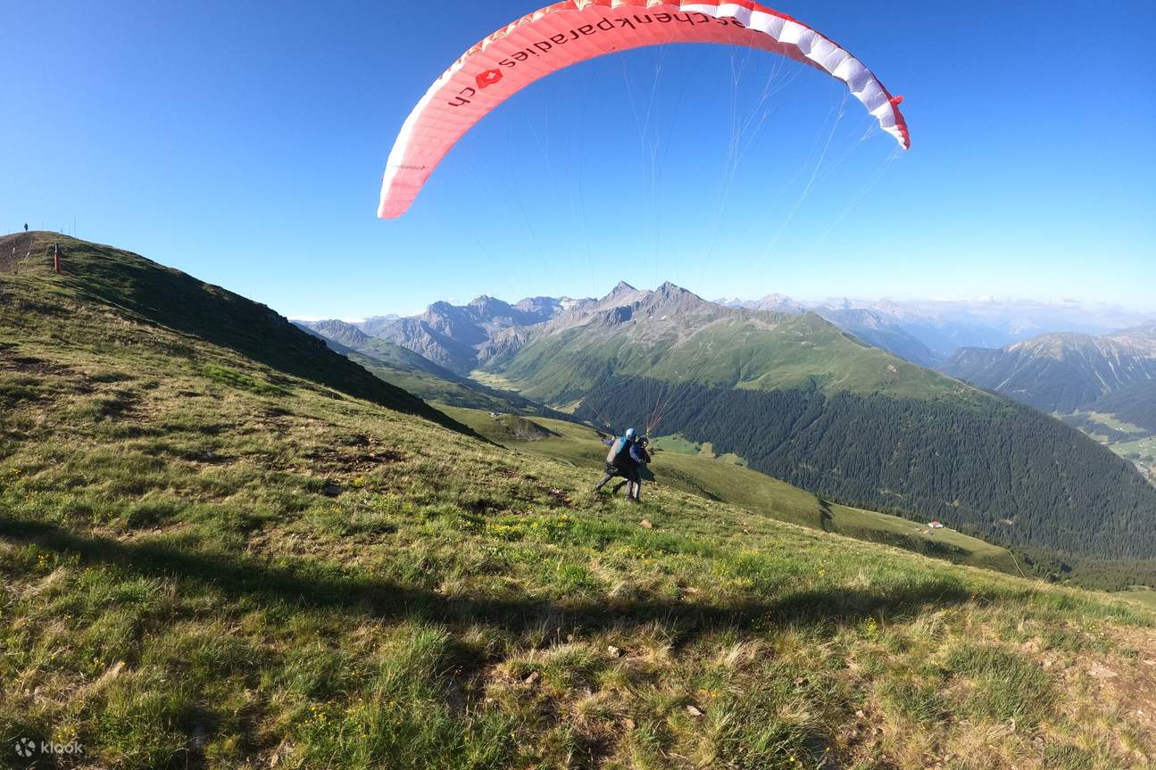 언덕에서 패러글라이딩 이륙