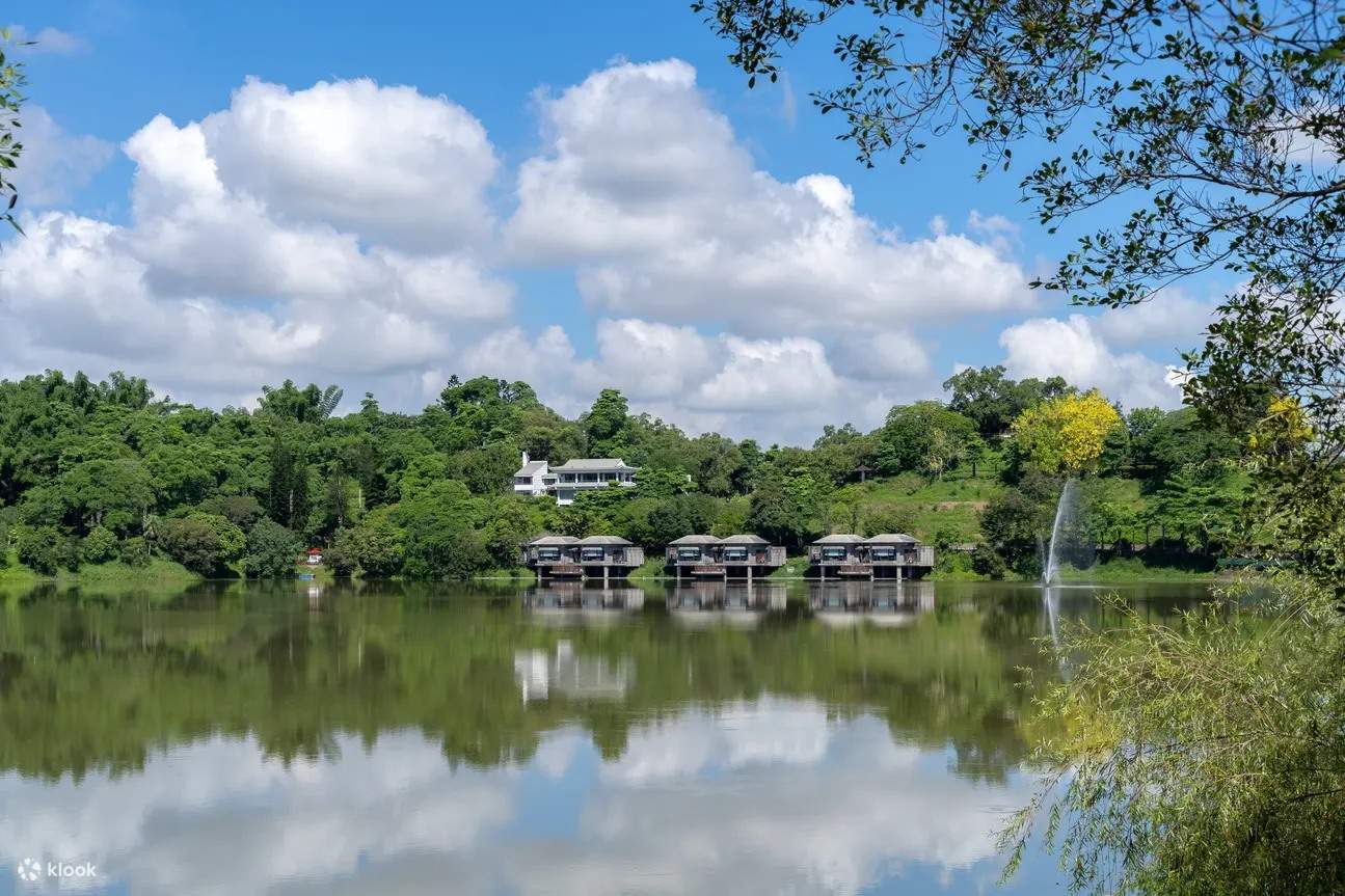 Zuiyue Xiaolou berdiri megah di atas permukaan Tasik Empangan Air Jianshanpi, dari jauh kelihatan seperti syurga dunia.