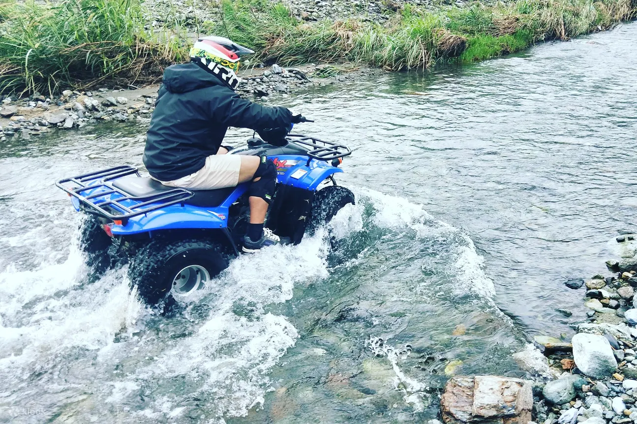 全地形ATV穿越小溪