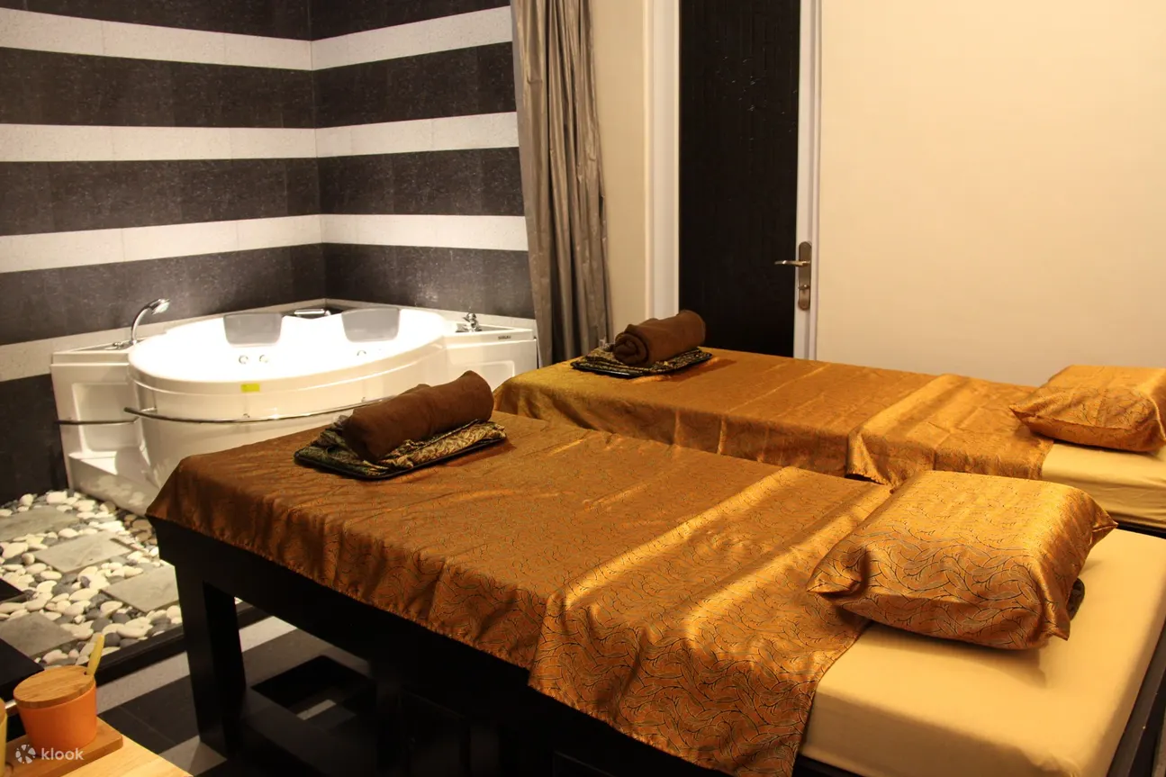 Absolute Spa, Hair, And Nail 的按摩床