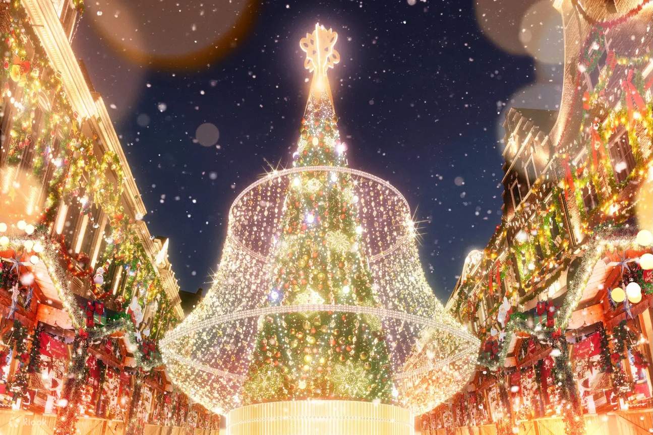 [Grand Chandelier Tree] 360° chandelier-style tree debuts, sparkling with lights and crystals