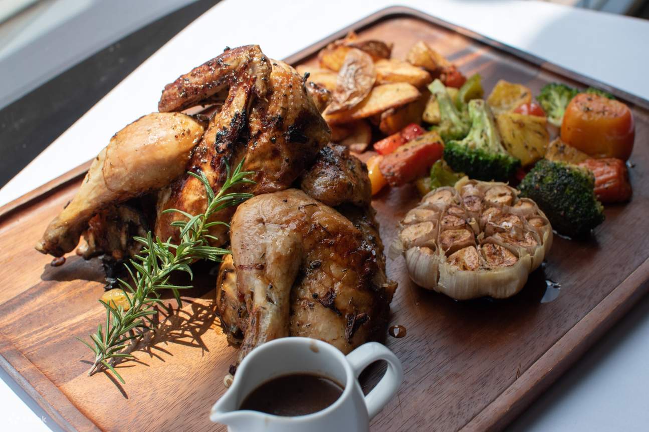 Clover Sky Bar & Restaurant в Hotel Clover Asok