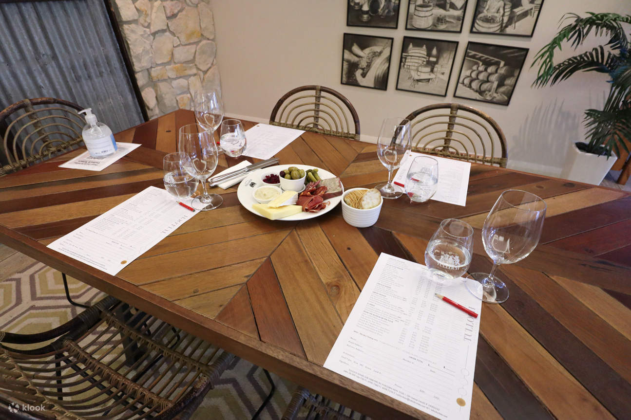 Ai muốn dùng thử rượu vang và phô mai không?