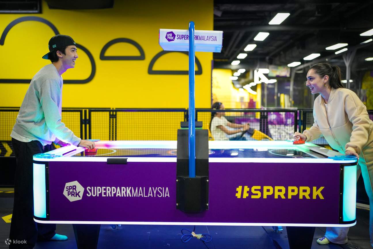 persone che saltano sui trampolini al Superpark di Kuala Lumpur