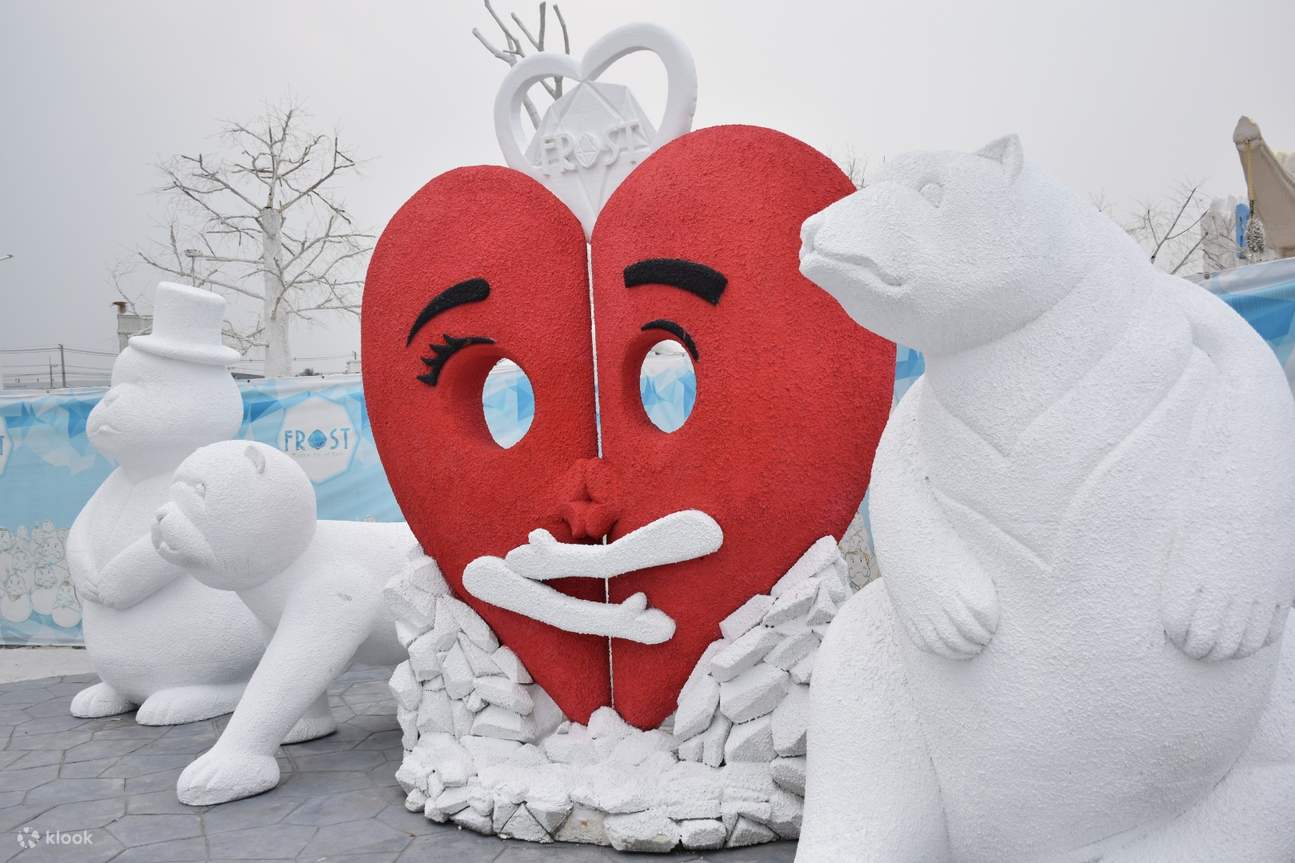 2 sculture di orsi con un cuore nel mezzo