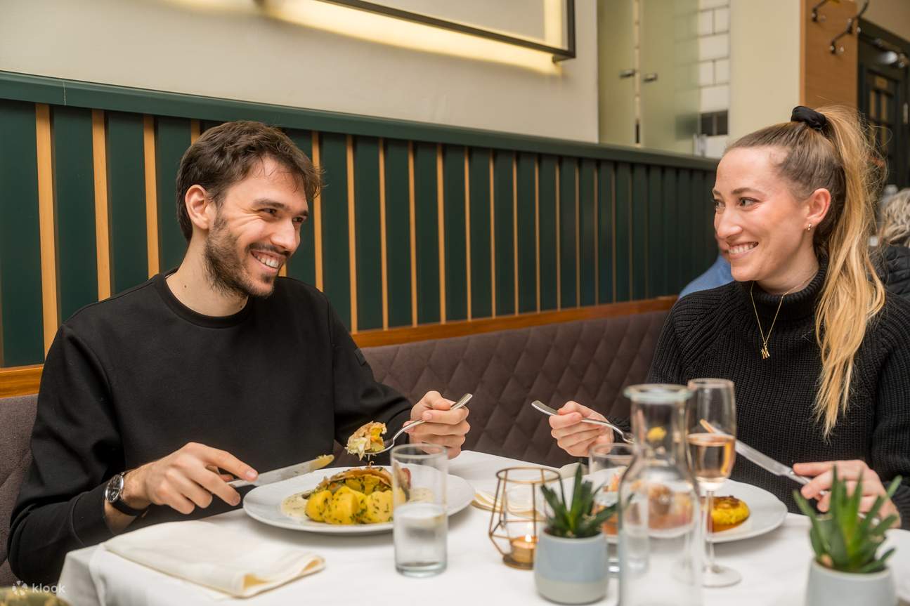 couple appréciant un dîner