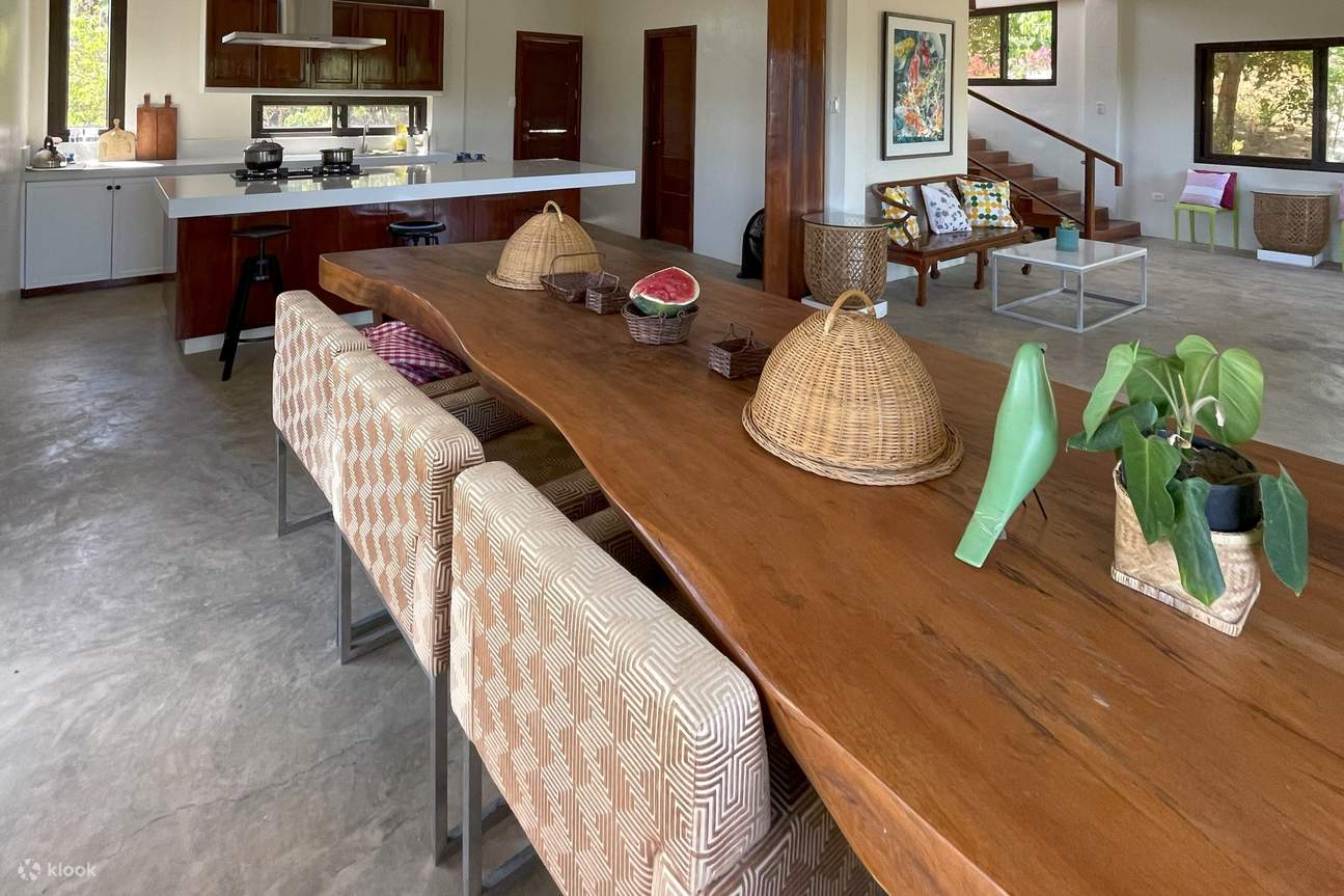 Tavolo da pranzo in legno con vari oggetti intrecciati sopra