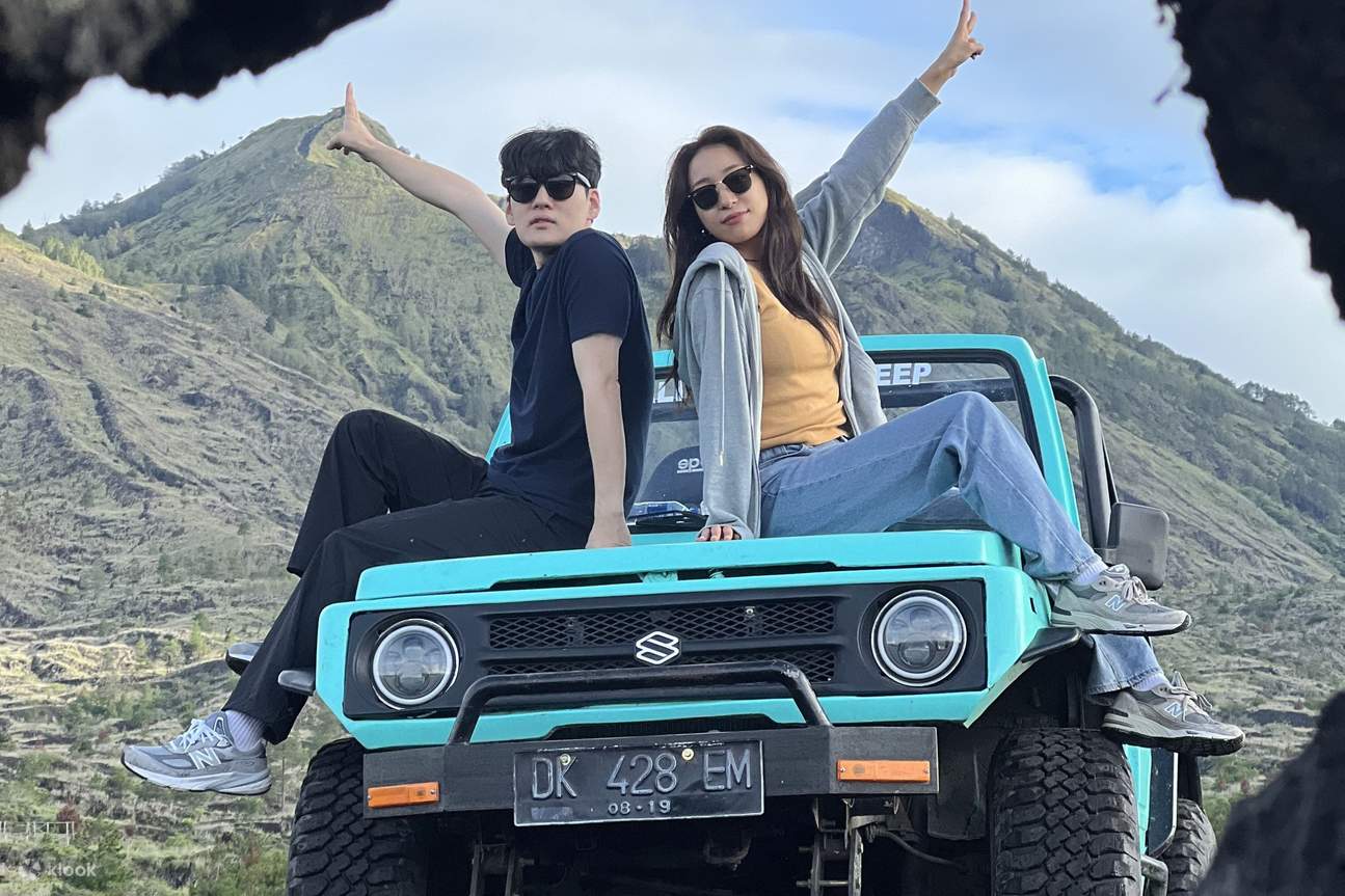 una donna su una jeep