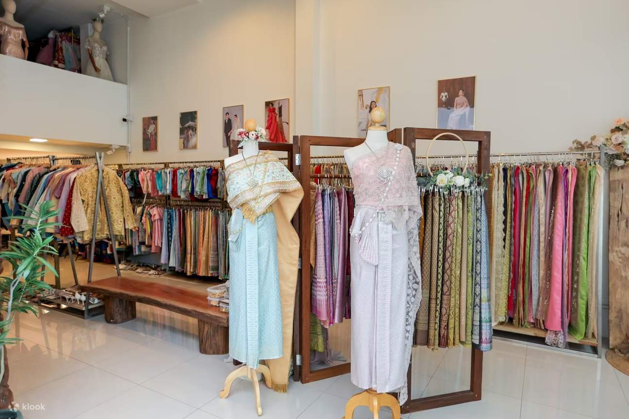 Ratusan set pakaian Thailand tersedia untuk dipilih