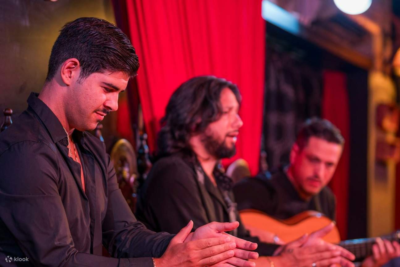 ハルディネス デ ゾラヤは、グラナダの音楽、ダンス、雰囲気が融合した忘れられない空間です。