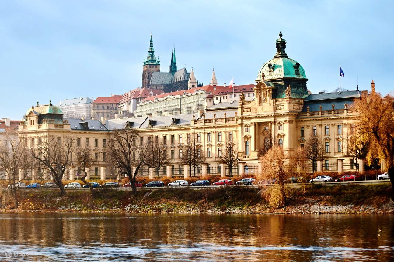 Singgah untuk melihat pejabat kerajaan Prague, yang berfungsi sebagai pusat perhubungan untuk rakyat