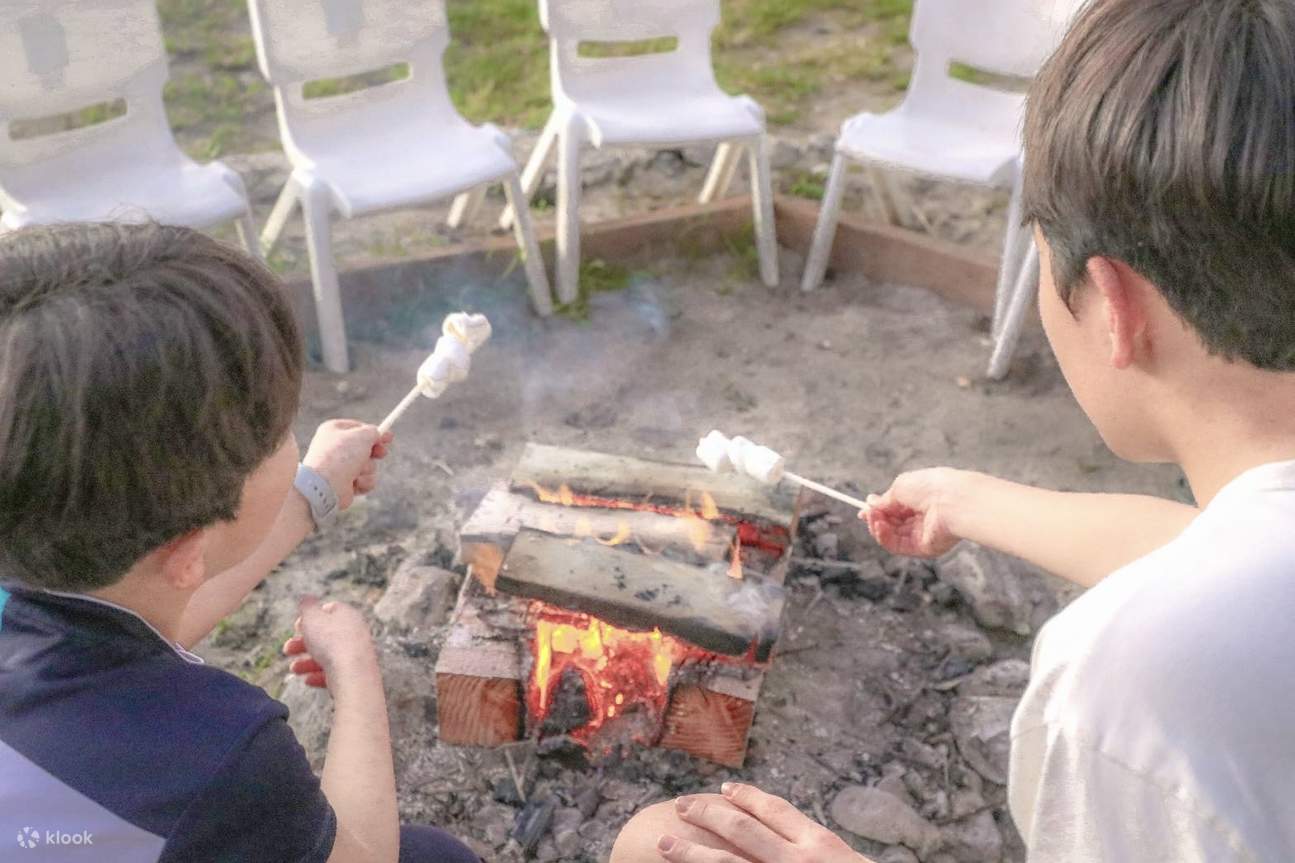 캠프파이어에서 즐기는 무제한 마시멜로 구이!