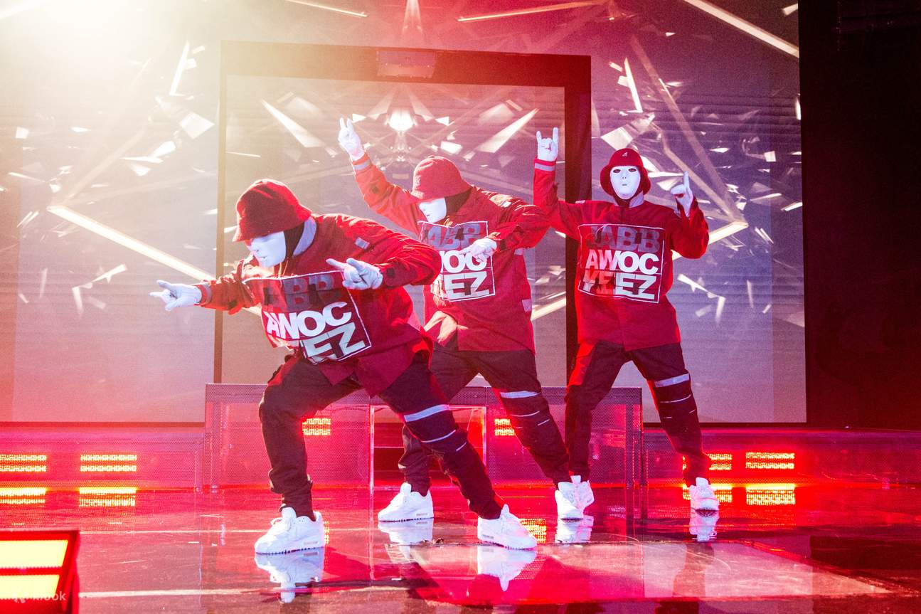 Jabbawockeez 穿着红色连帽衫