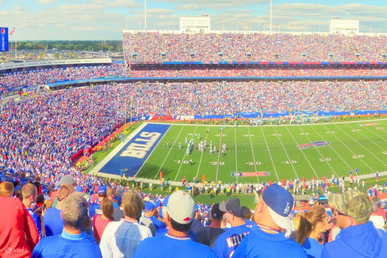 スタジアムのまばゆい光がスリリングなプレーを照らし出し、忘れられないNFL体験を演出します。