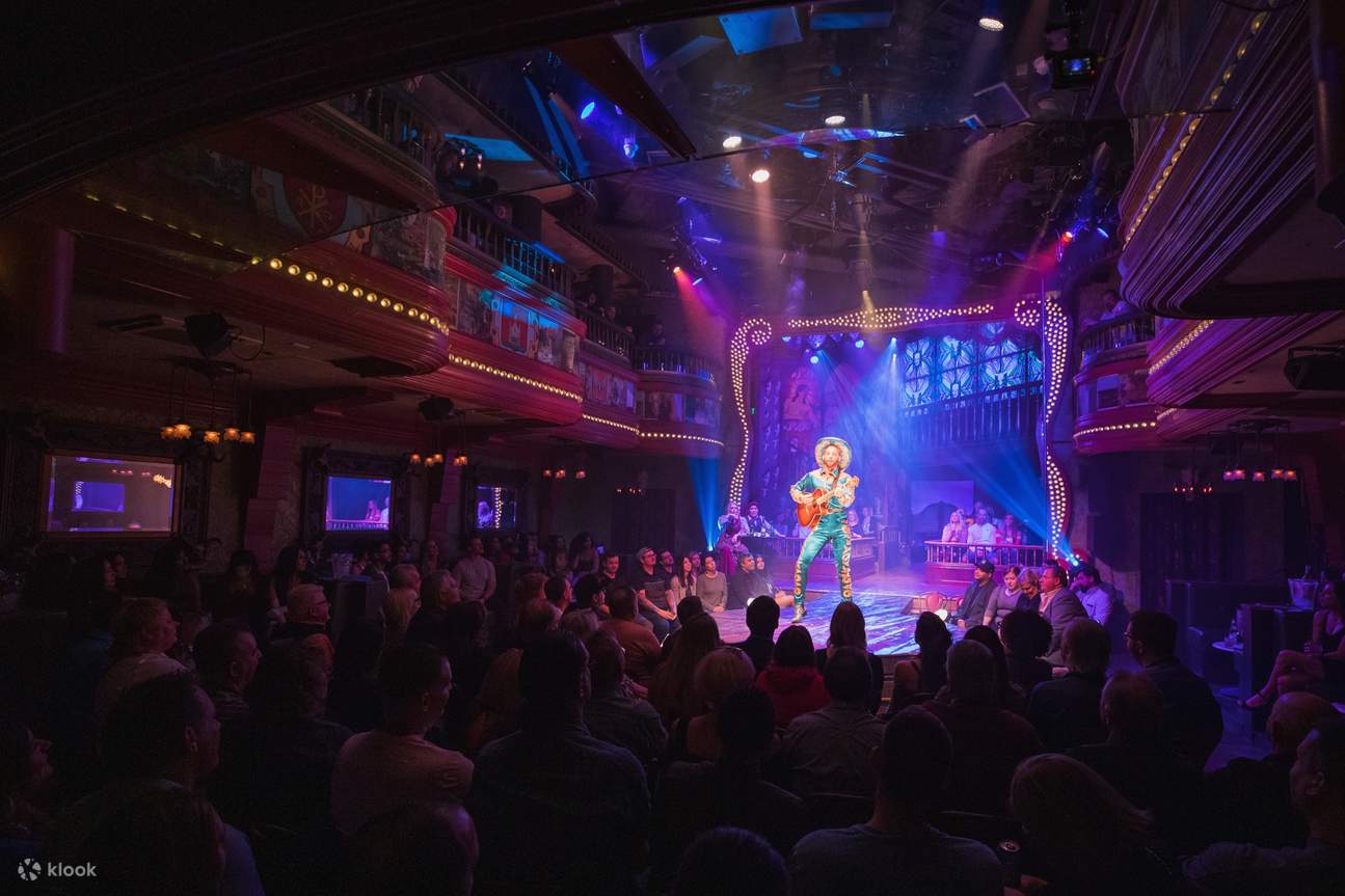 观看一位活泼的男子用吉他带来令人难忘的充满活力的表演