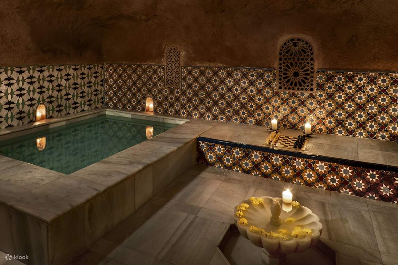 향긋한 아로마 오일 마사지와 유서 깊은 온천탕에 몸을 담그고 럭셔리한 문화 체험을 만끽해 보세요.