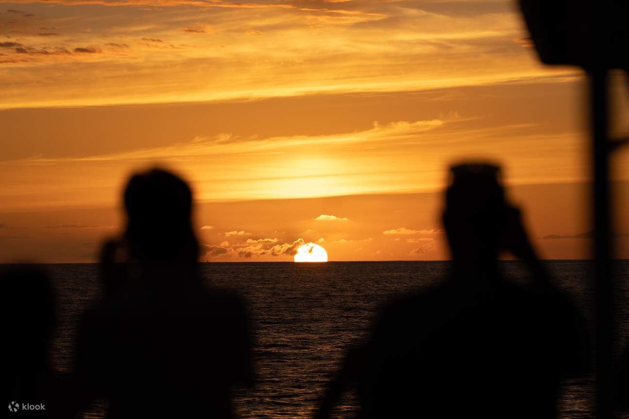 sebuah katamaran berdekatan Kealakekua Bay dengan pemandangan matahari terbenam