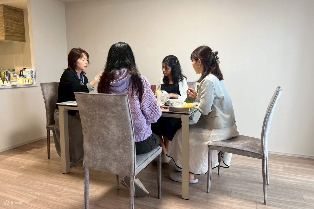 일본 요리 수업에서 맛있는 일본식 롤을 만들어 보세요!