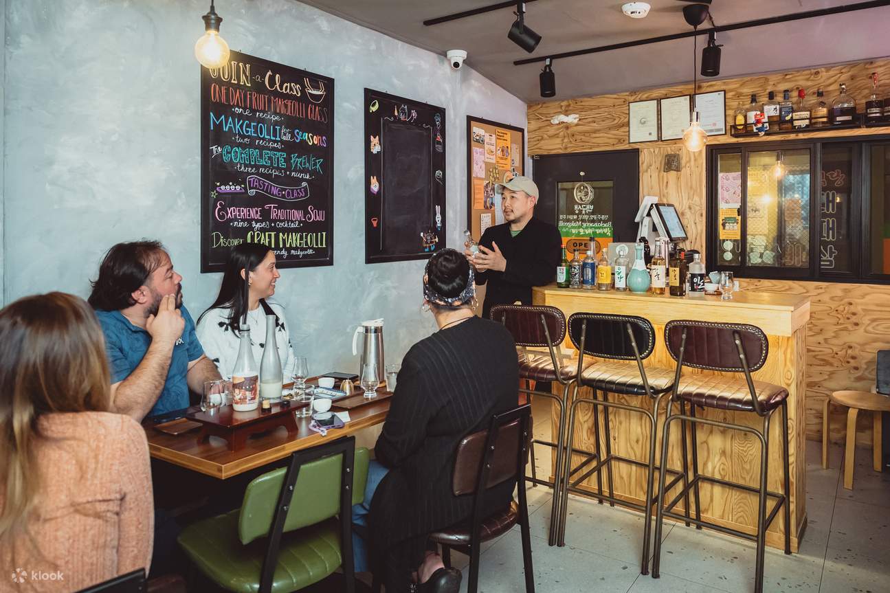 伝統的な市場にある居心地の良いマッコリ醸造所で、韓国の伝統的なアルコールについて学びましょう
