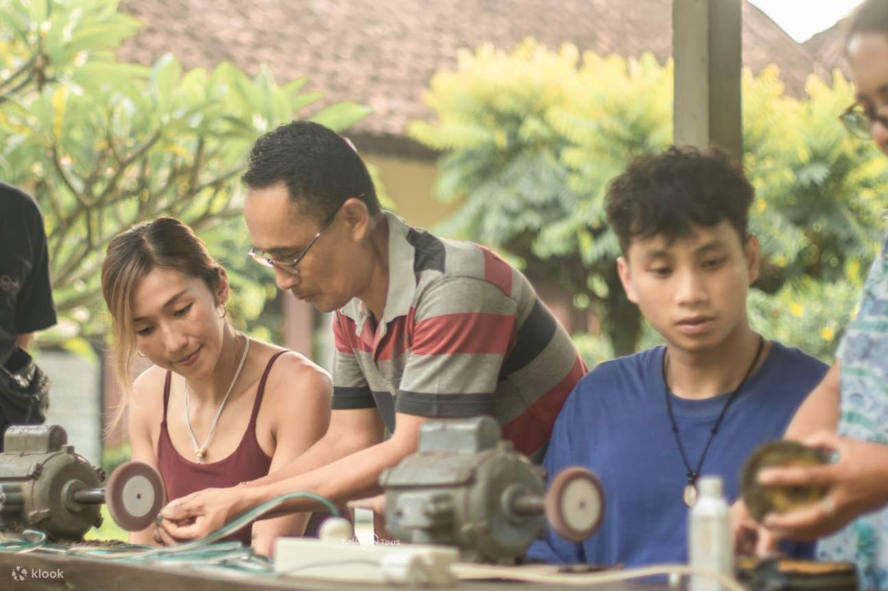 Bengkel Membuat Minyak Kelapa Tradisional di Ubud Bali
