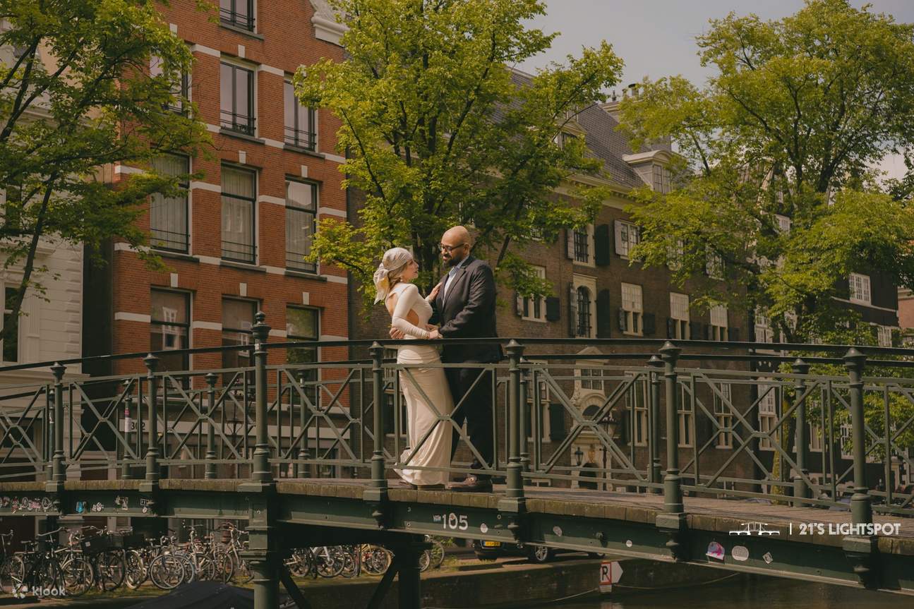 Sesi pemotretan pribadi di Amsterdam Canal: Foto yang Diedit