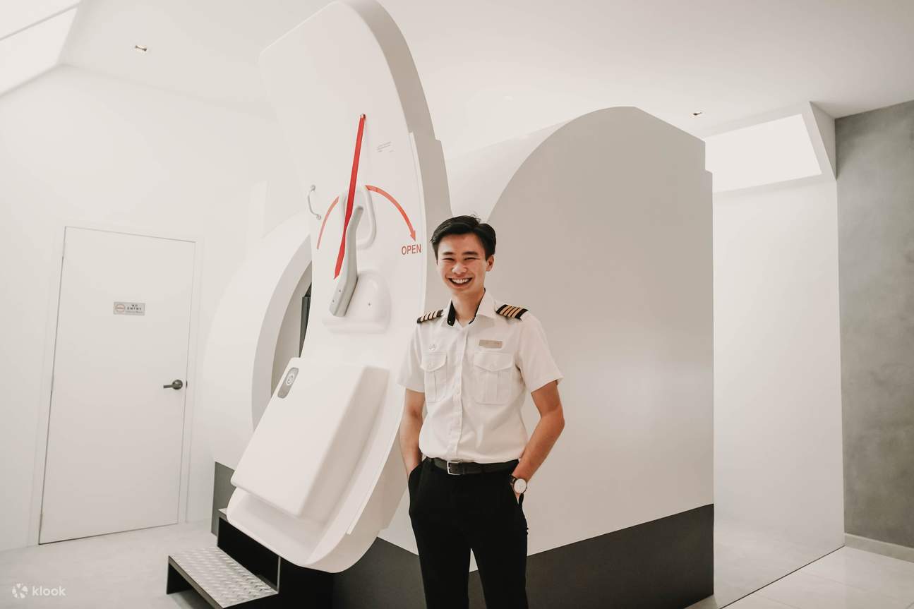 飞行员在驾驶舱入口处摆姿势