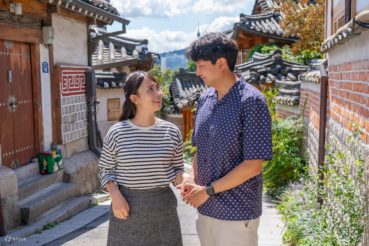 Một cặp đôi đang nhìn nhau