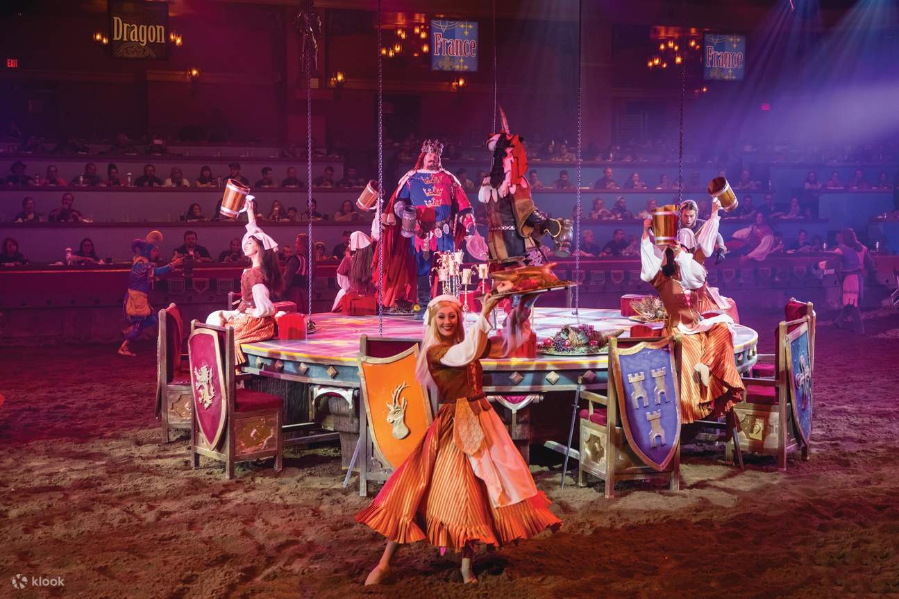 ผู้คนเต้นรำรอบโต๊ะ