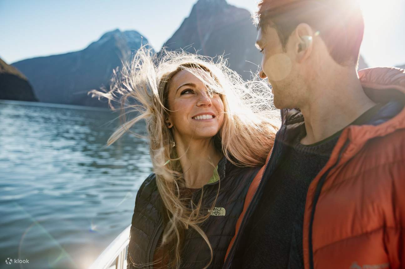 Couple profitant de Milford Sound