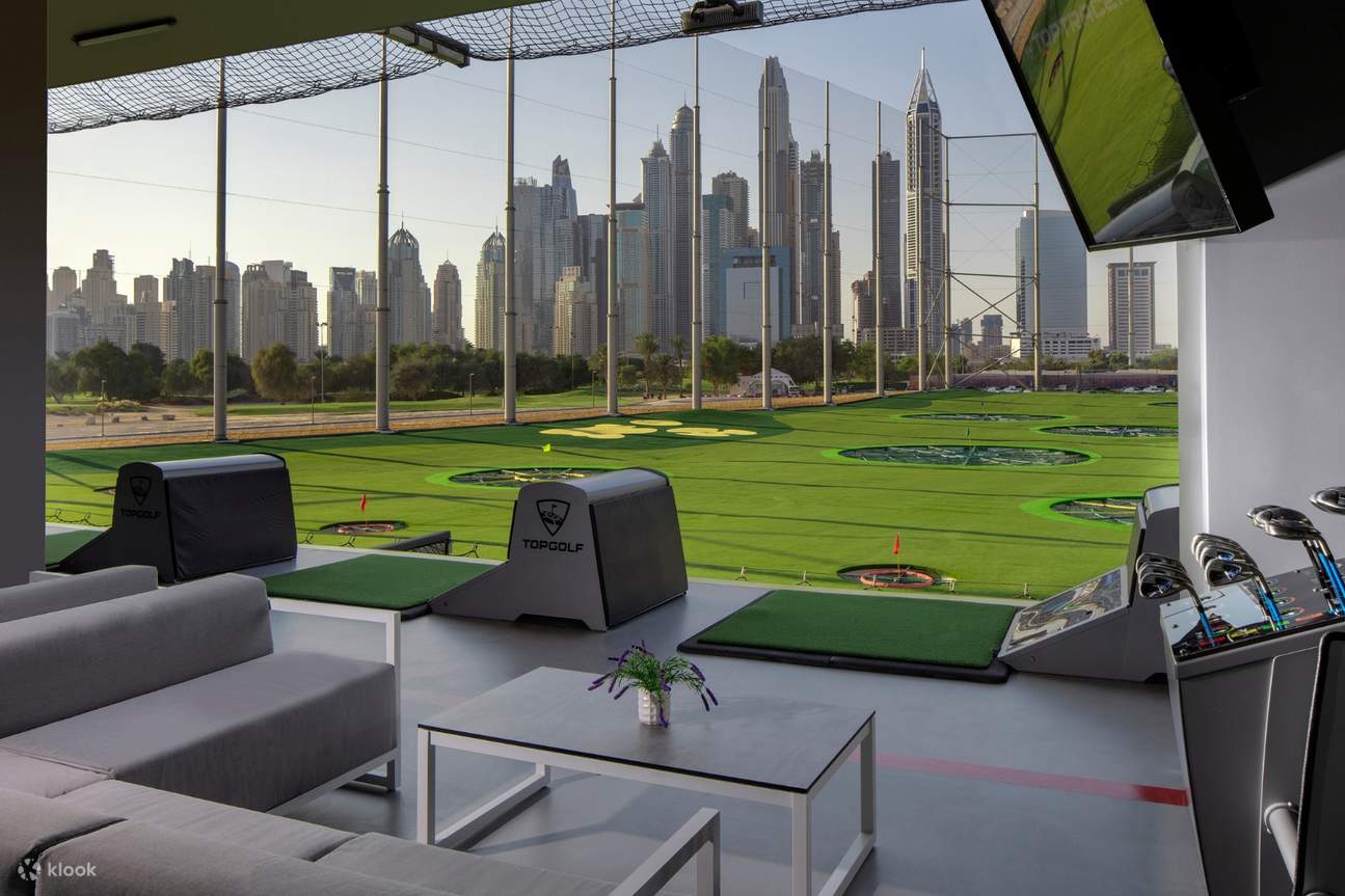 緑の芝生が広がるトップゴルフ ドバイ (Topgolf Dubai)