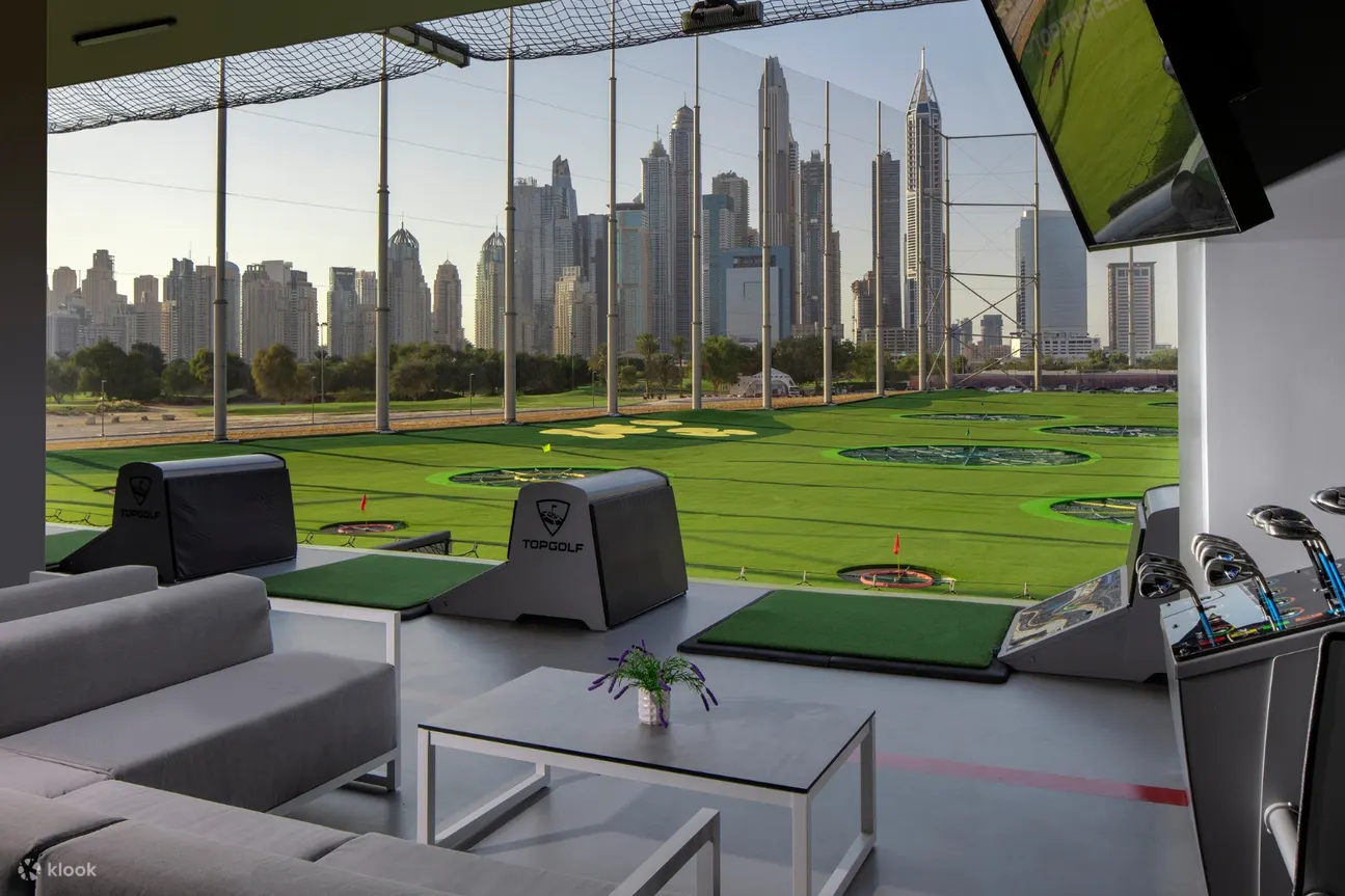 拥有绿色草坪的 Topgolf Dubai 场地