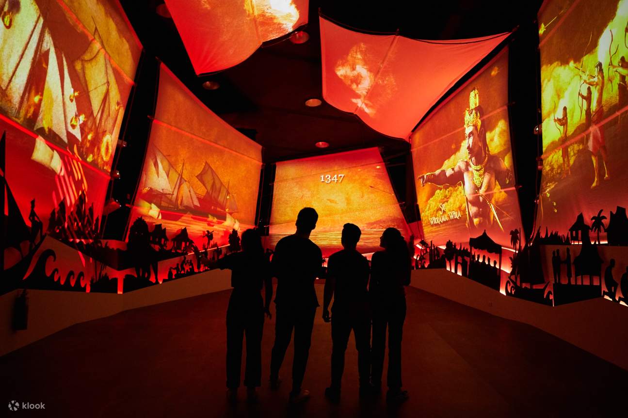 Personas mirando la galería