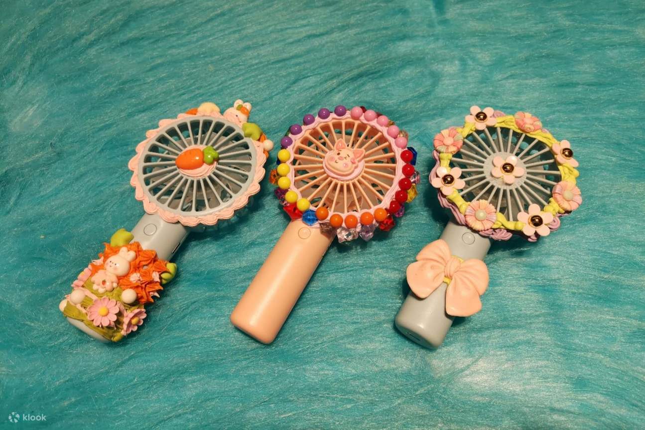 Ba chiếc quạt điện cầm tay được cá nhân hóa với nhiều kiểu trang trí khác nhau