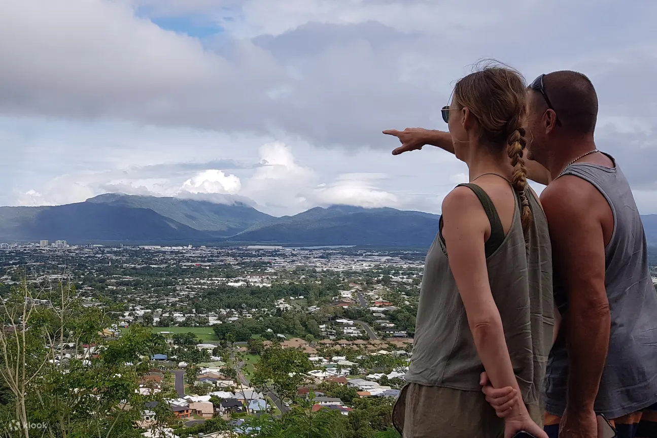 夫妇正在观看山脉的美丽景色