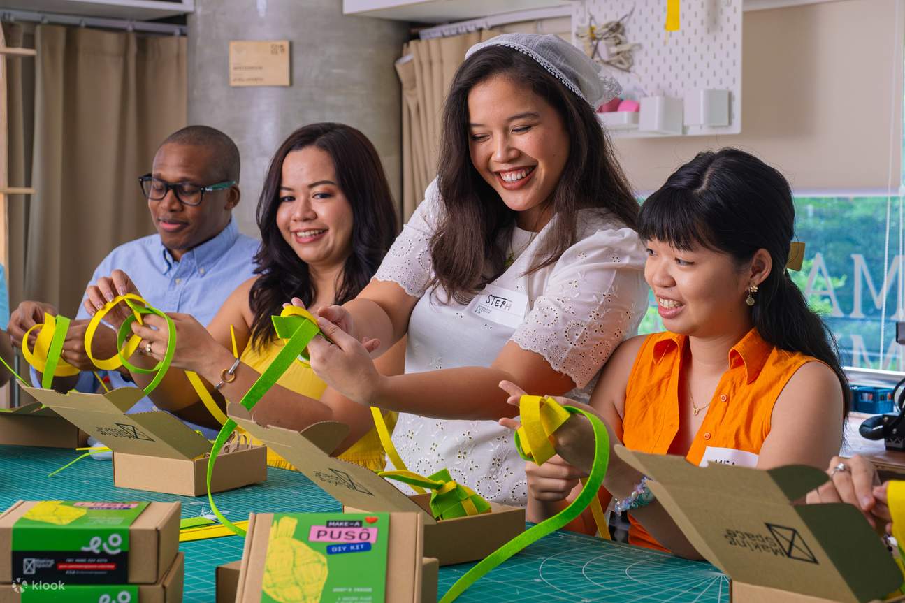 Femme enseignant à un groupe comment tisser un puso