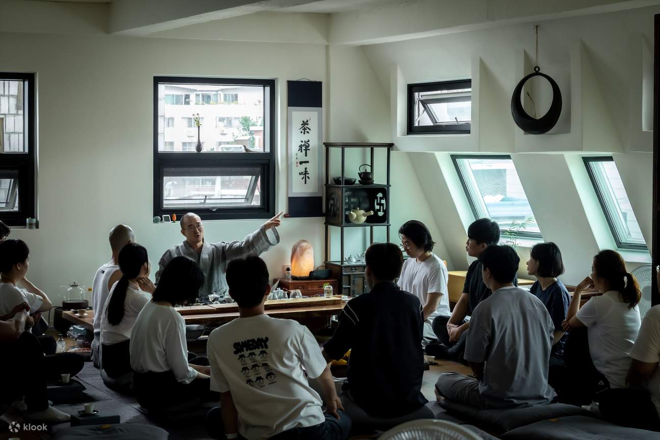 orang bercakap di kuil