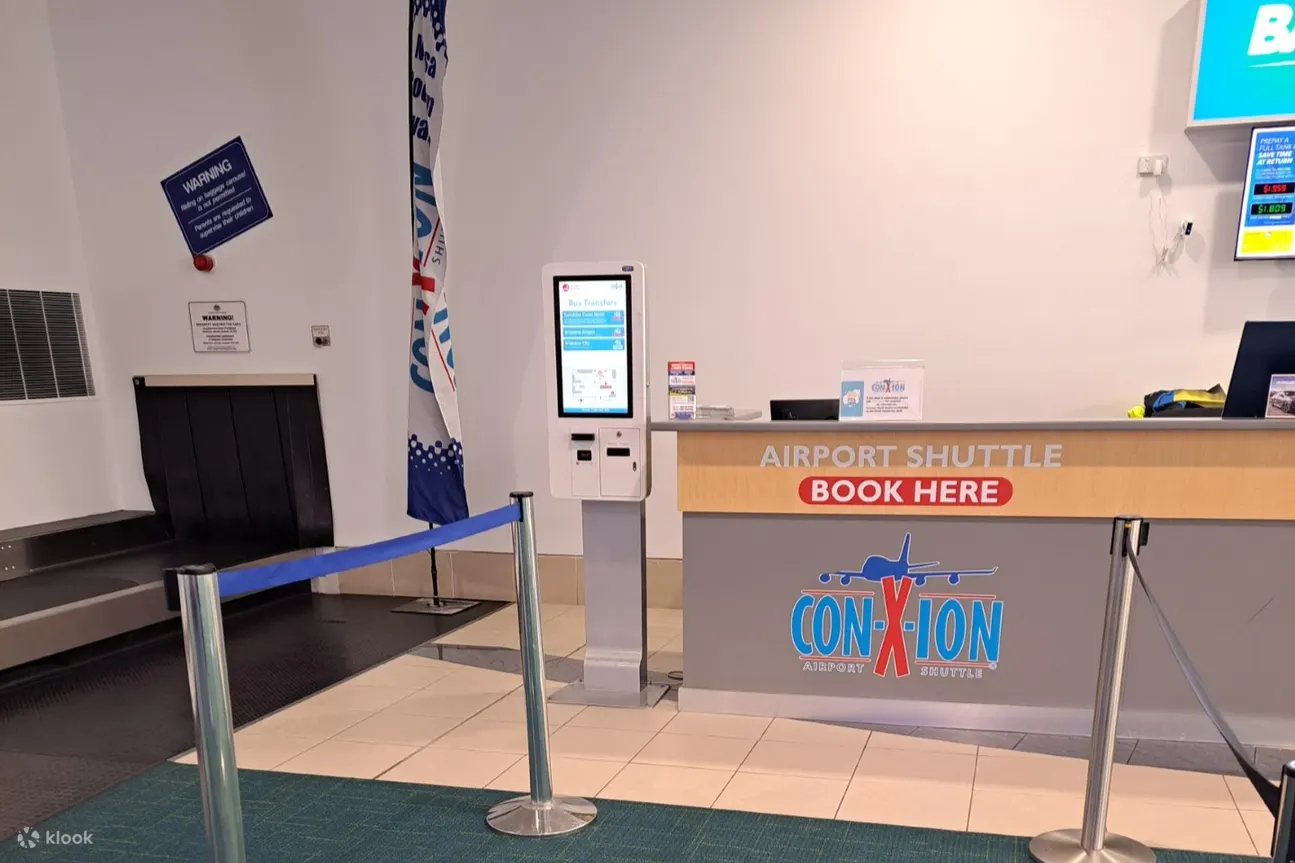 Desk in front of the baggage carousels