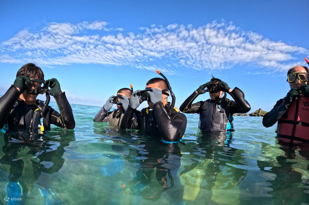 Le moniteur vous guidera dans l'eau depuis le rivage et vous vous entraînerez dans des profondeurs d'eau suffisantes pour que vos pieds touchent le fond. Les amis qui font de la plongée avec tuba ou de la plongée sous-marine pour la première fois peuvent 