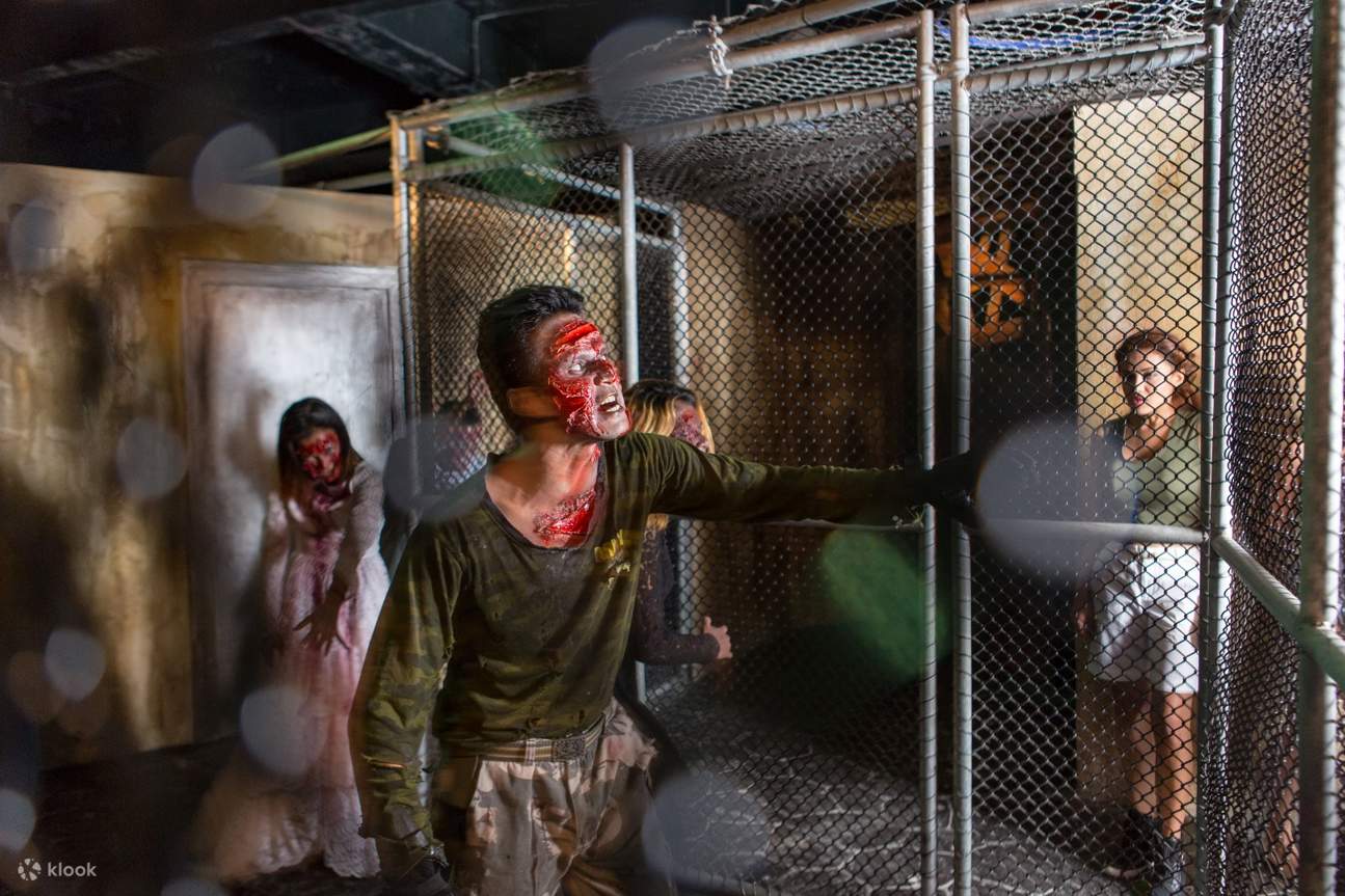 attraction zombie dans un parc d'horreur 