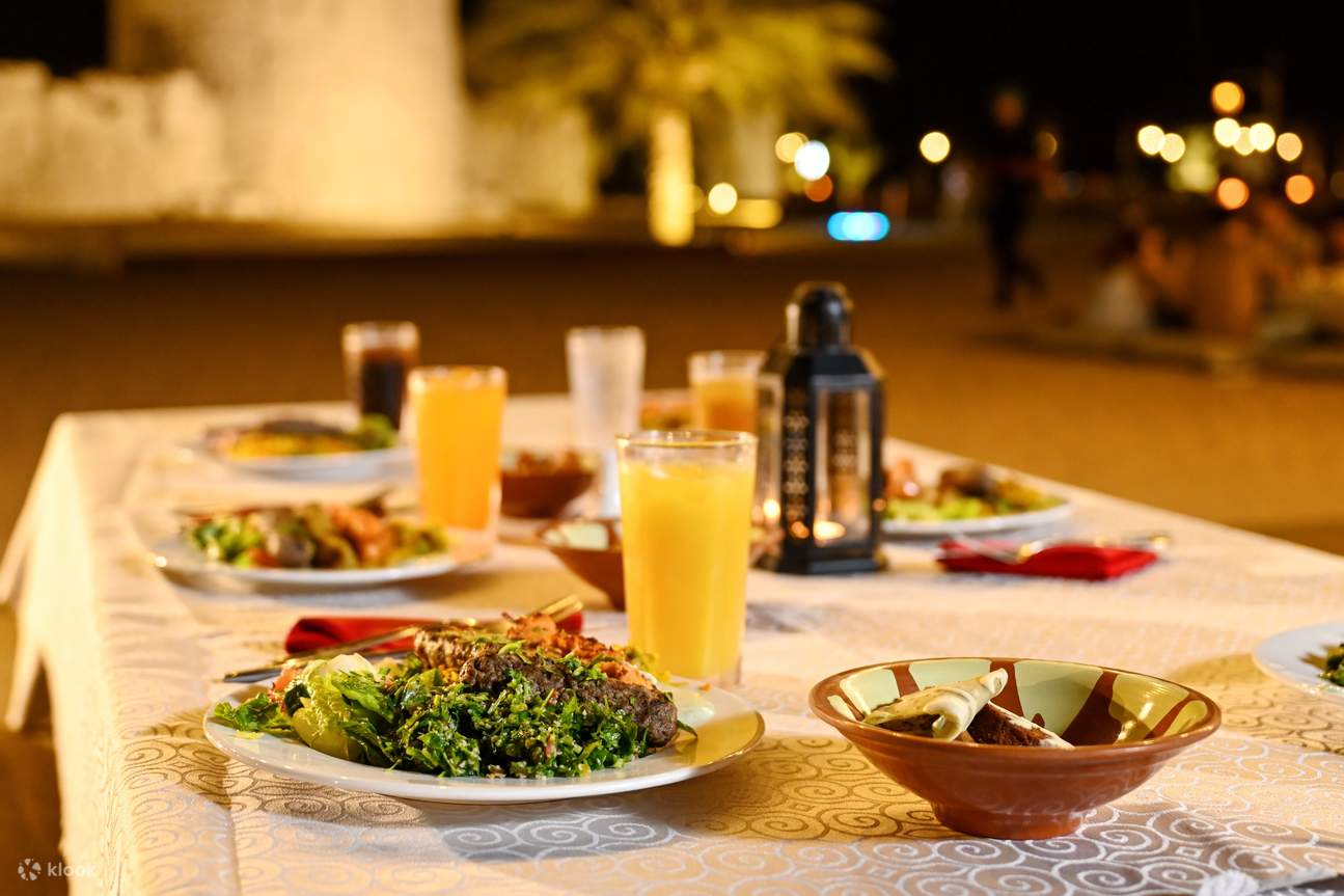 Pengalaman Makan Malam di Gurun di Fort Lisaili
