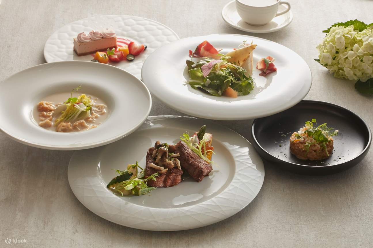 ชุดอาหารตะวันตกที่ The Gaia Hotel