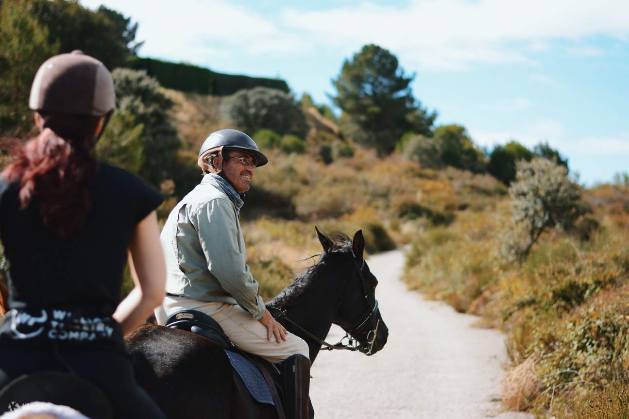 Berhubung dengan alam semula jadi dan sejarah sambil menunggang melalui persekitaran Madrid yang paling indah