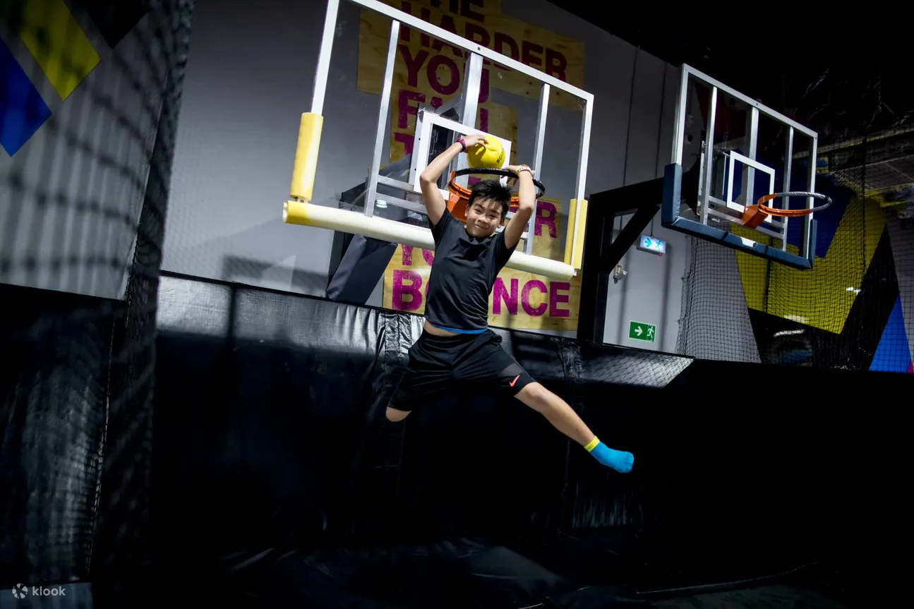 Boy doing Slam Dunk 